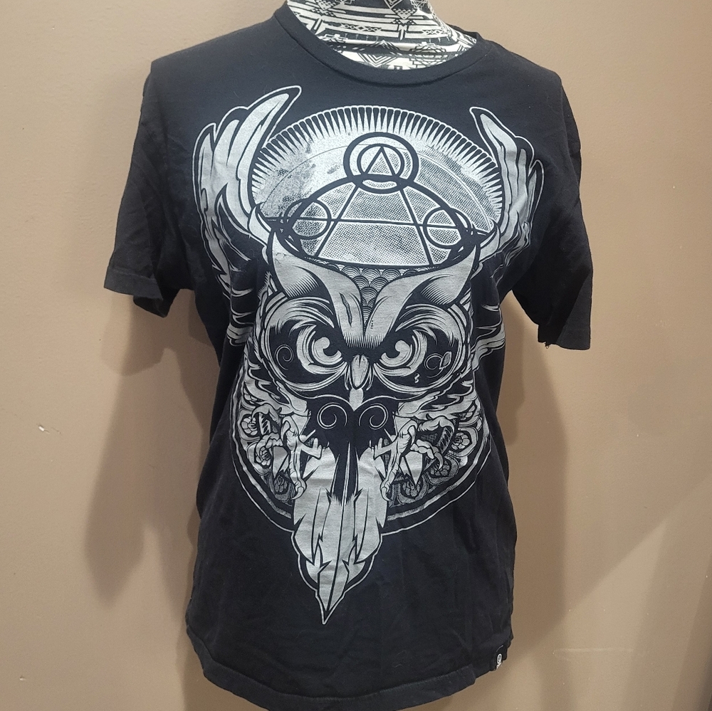 Black Owl With Pyramid Short Sleeve Tshirt M Unisex